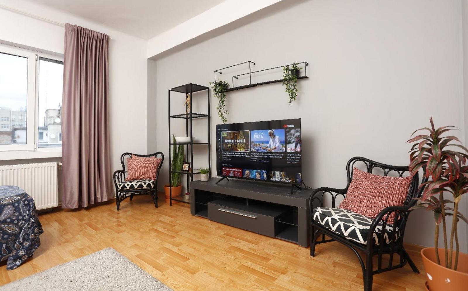 3 Bdrm In Center Appartement *